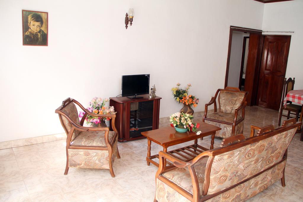 Gudsmith Home Negombo Buitenkant foto
